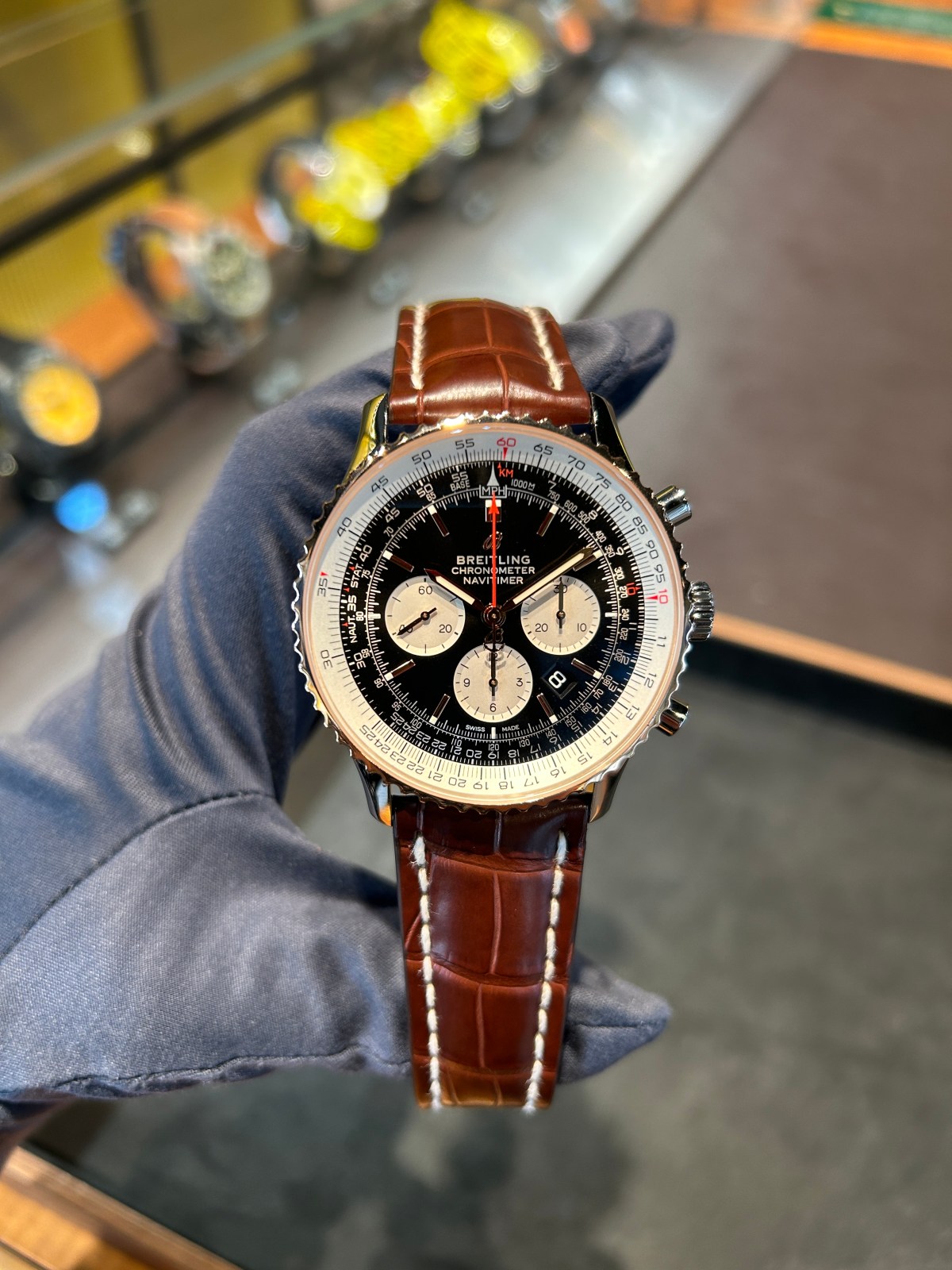 我是目前任職於百年靈Breitling在英國的腕錶銷售顧問，也依然是以教中文、英文為傲的小曦老師