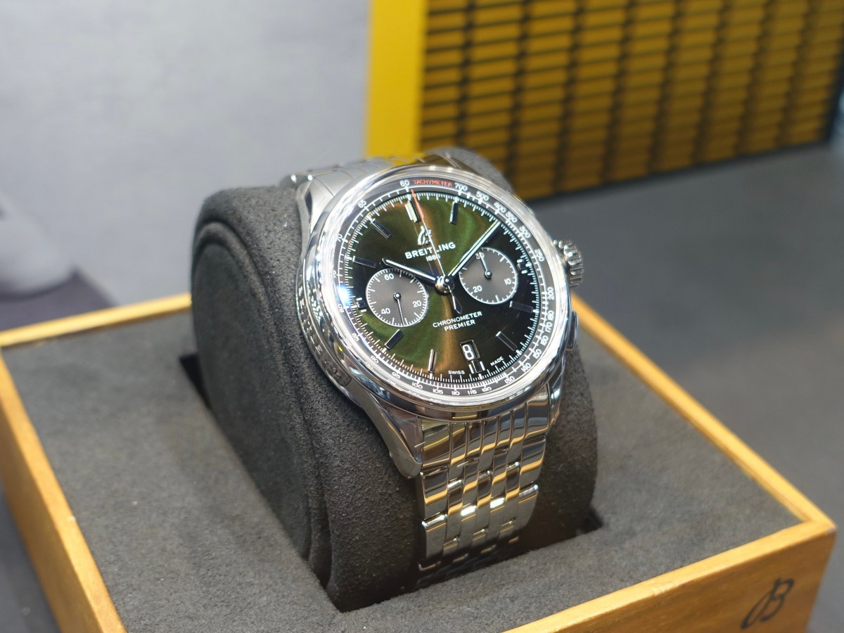 【小曦老師在英國百年靈】PREMIER B01 CHRONOGRAPH 42 – BENTLEY BRITISH RACING&nbsp;GREEN