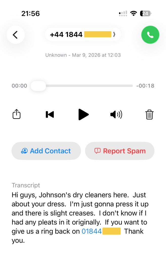 英國乾洗店來電語音留言，提到 press up 洋裝、slight creases 與 pleats